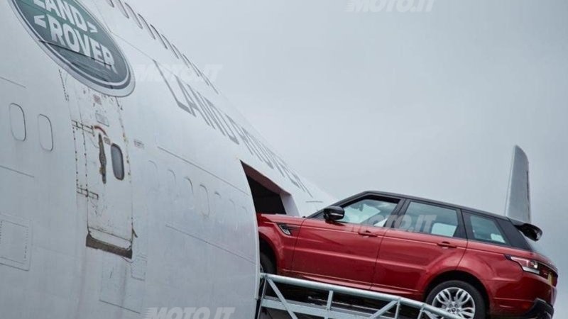 Il Range Rover Sport in azione all&#039;interno di un Boeing 747 - Video
