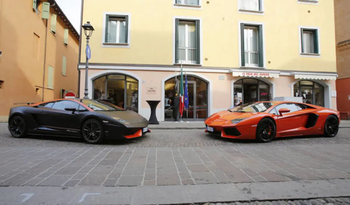 Lamborghini: inaugurata una mostra fotografica sul Grande Giro