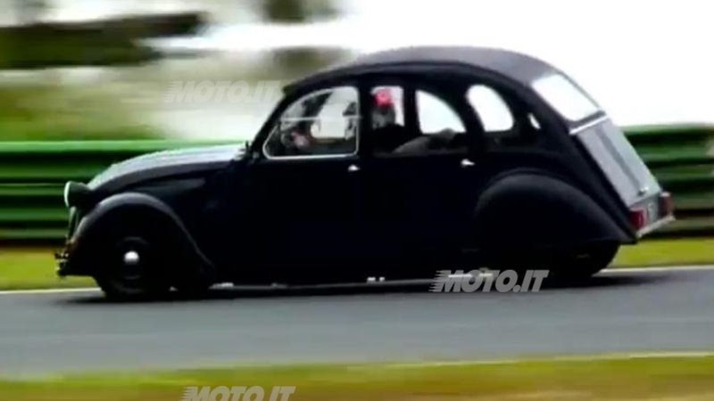 Citroen 2CV: con il motore della BMW R 1100 S &egrave; un mostro da pista - Video