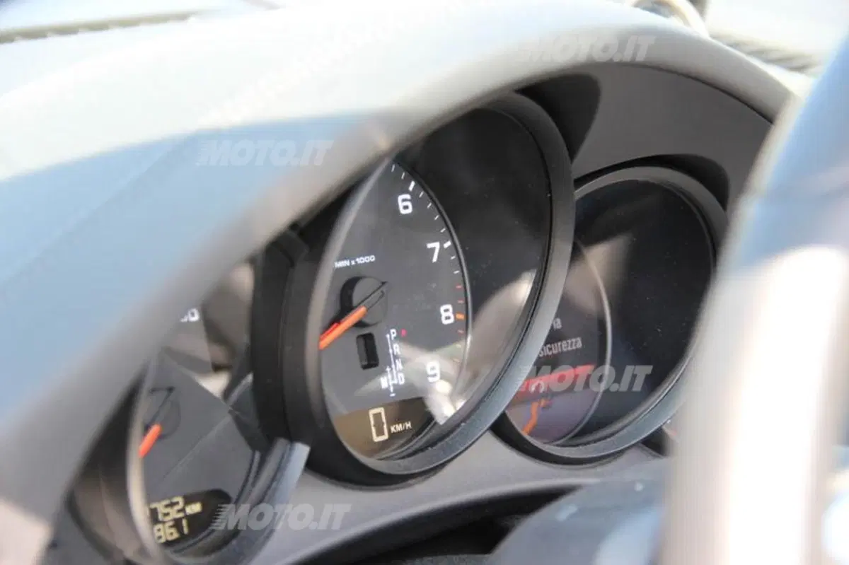 Porsche: alla scoperta della Svizzera con 911 e Cayman. Ecco il video (25)