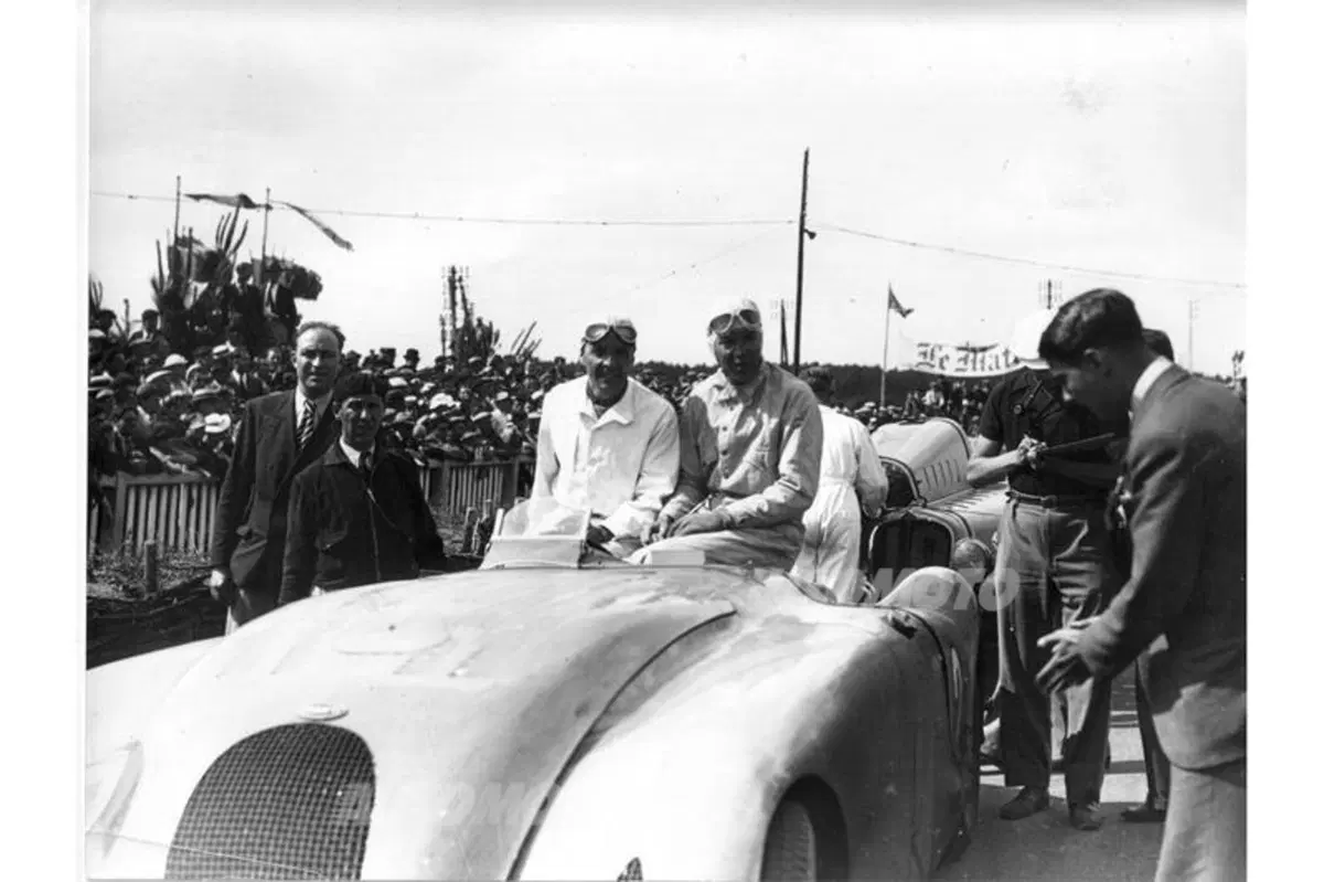 Bugatti Veyron Legend Jean-Pierre Wimille (9)