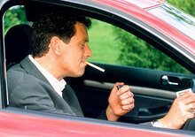 Codice della Strada: vietato fumare in auto se ci sono minori o donne incinte a bordo