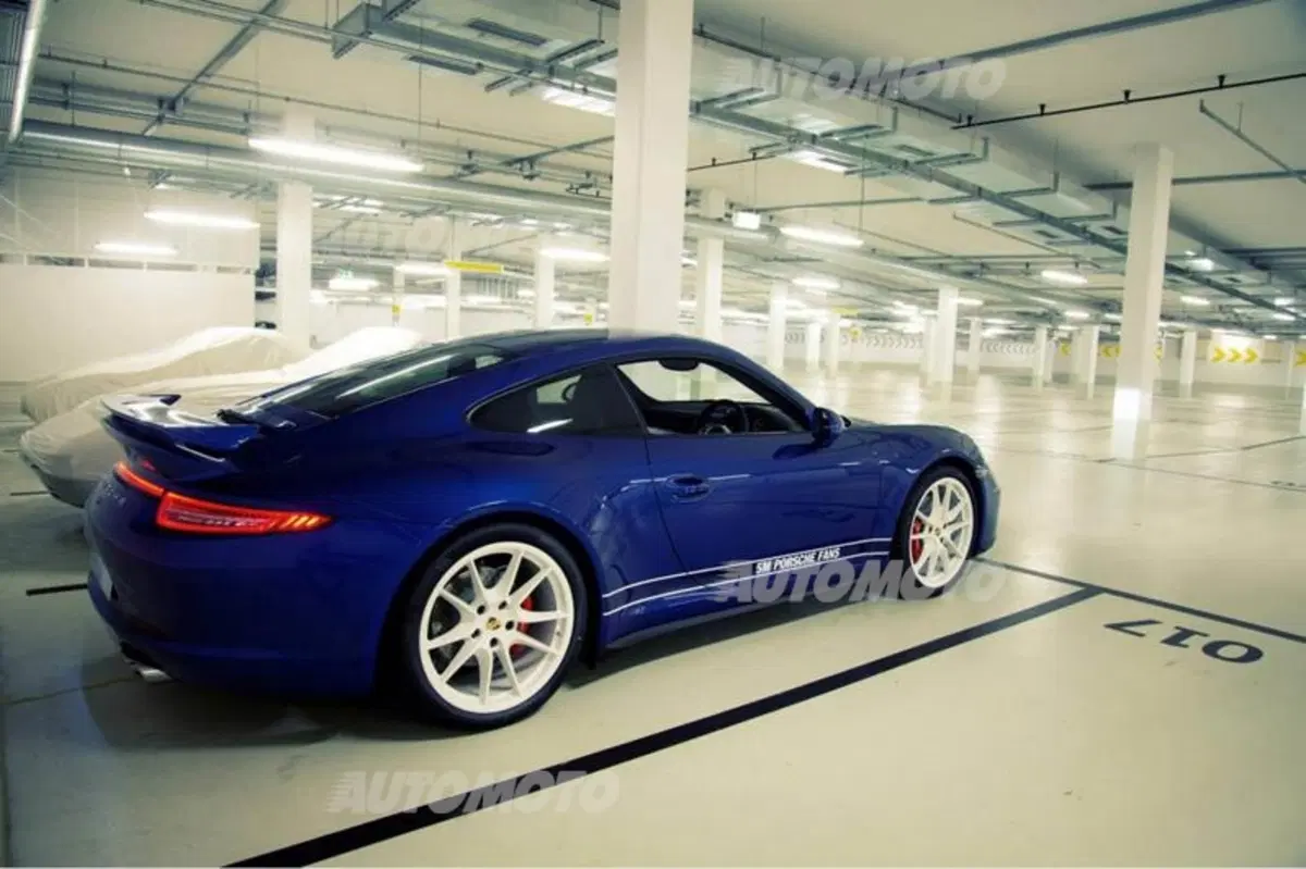 Porsche 911 Carrera 4S: l'esemplare allestito da 5 milioni di appassionati (4)