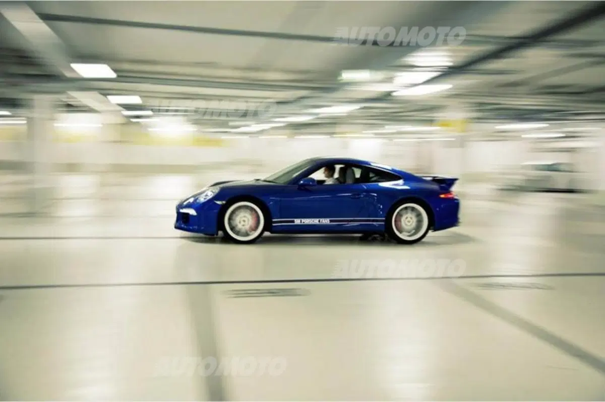 Porsche 911 Carrera 4S: l'esemplare allestito da 5 milioni di appassionati (5)