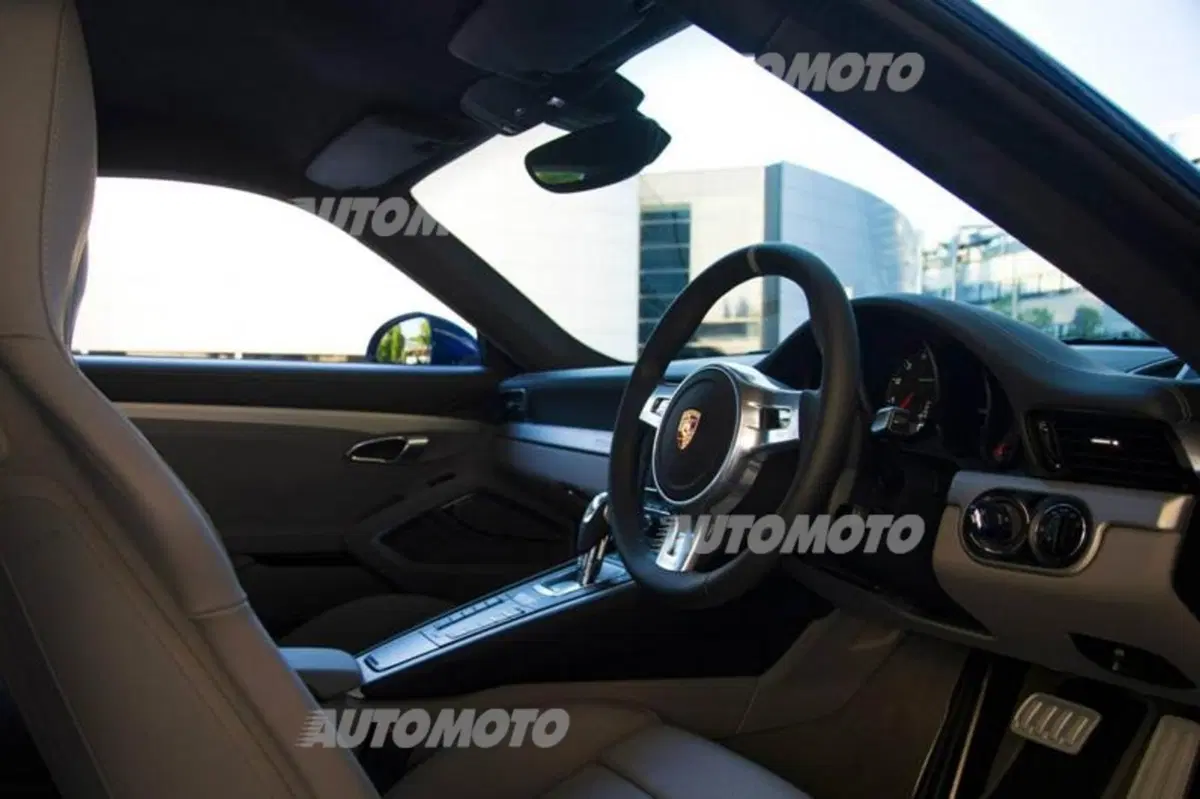 Porsche 911 Carrera 4S: l'esemplare allestito da 5 milioni di appassionati (9)