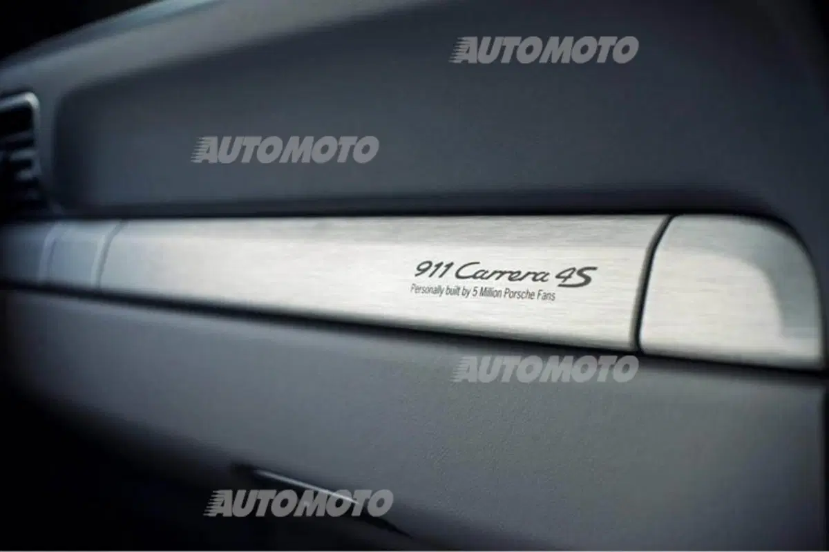 Porsche 911 Carrera 4S: l'esemplare allestito da 5 milioni di appassionati (10)