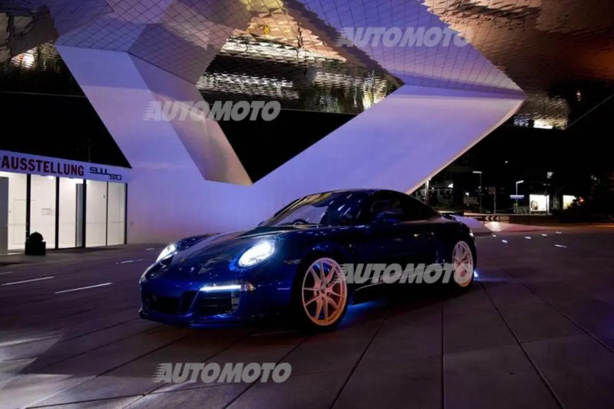 Porsche 911 Carrera 4S: l'esemplare allestito da 5 milioni di appassionati (11)