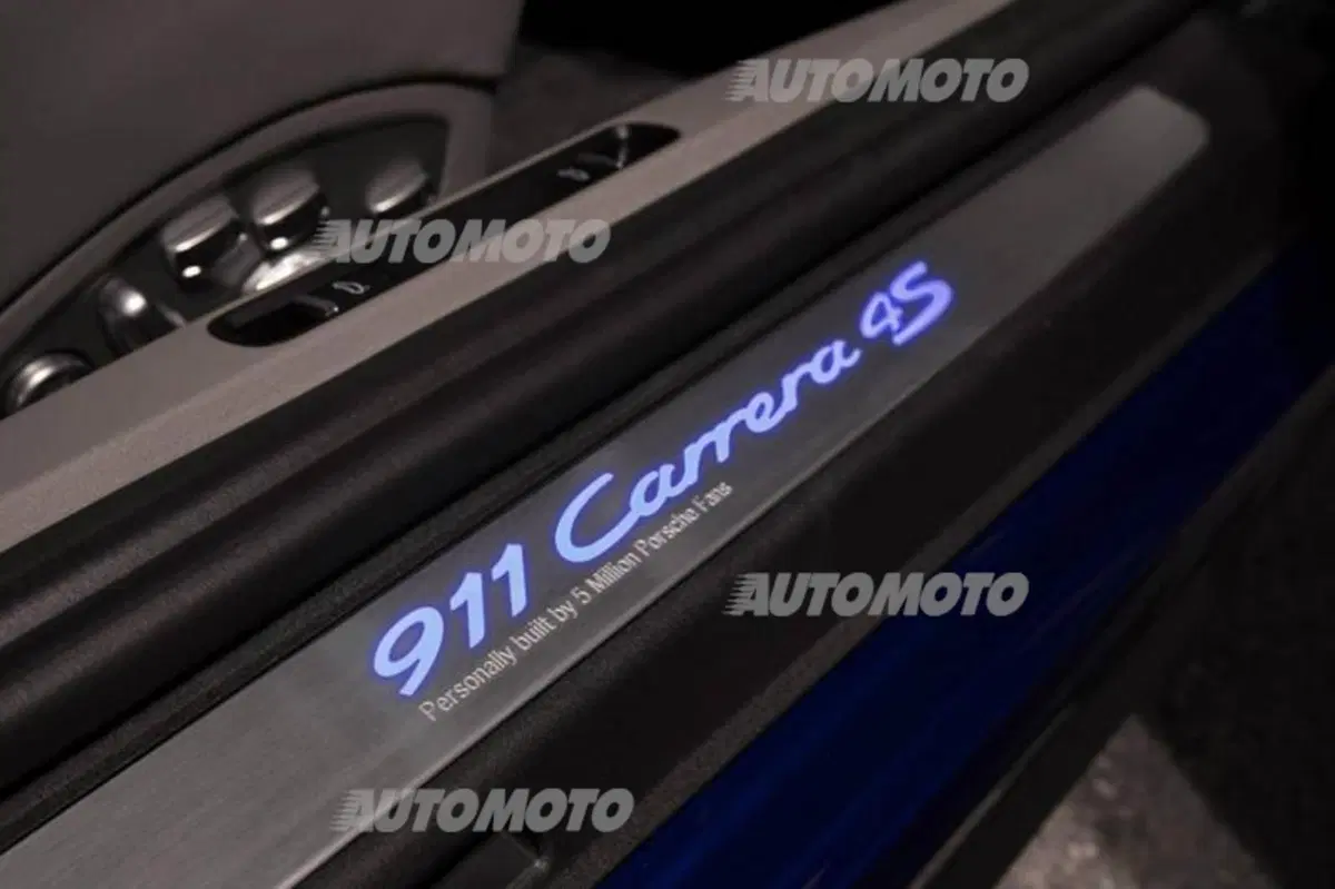 Porsche 911 Carrera 4S: l'esemplare allestito da 5 milioni di appassionati (13)
