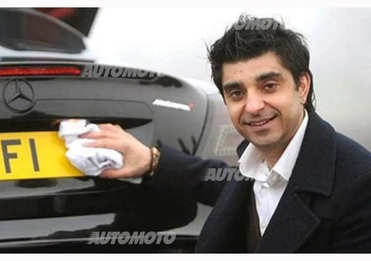 Gli offrono 7 milioni di dollari per la targa "F1" della sua auto, lui rifiuta
