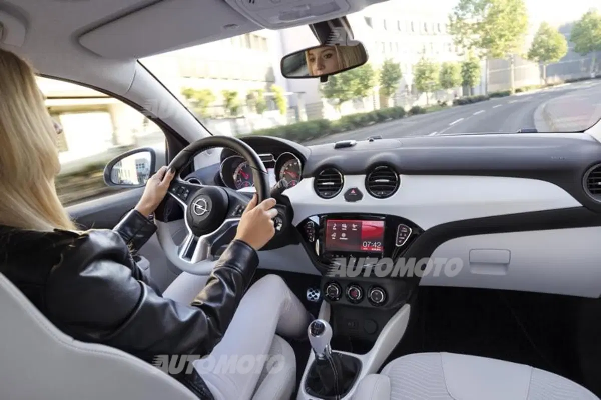Opel Adam Black Link e White Link (3)