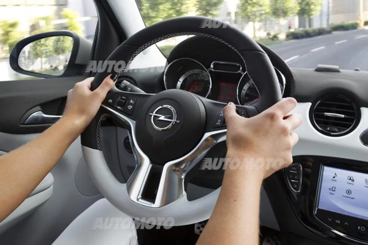 Opel Adam Black Link e White Link (4)