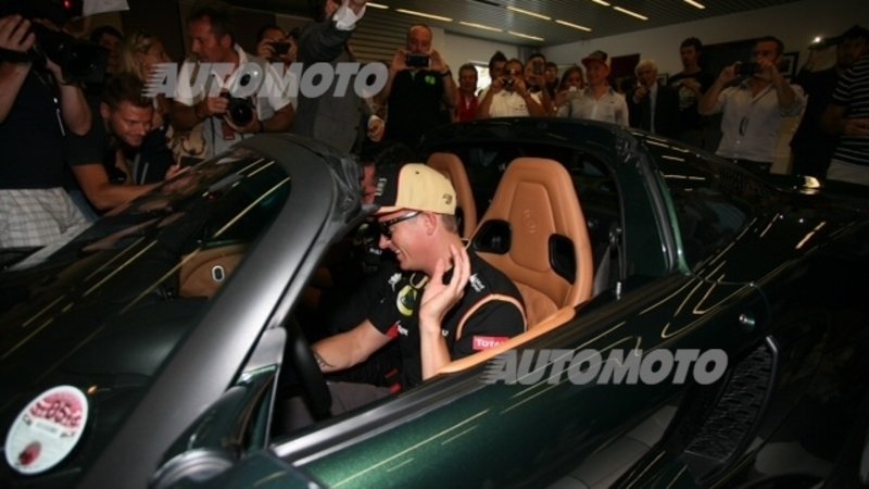 Raikkonen e la Lotus Exige S Roadster alla concessionaria di Monza