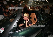 Raikkonen e la Lotus Exige S Roadster alla concessionaria di Monza