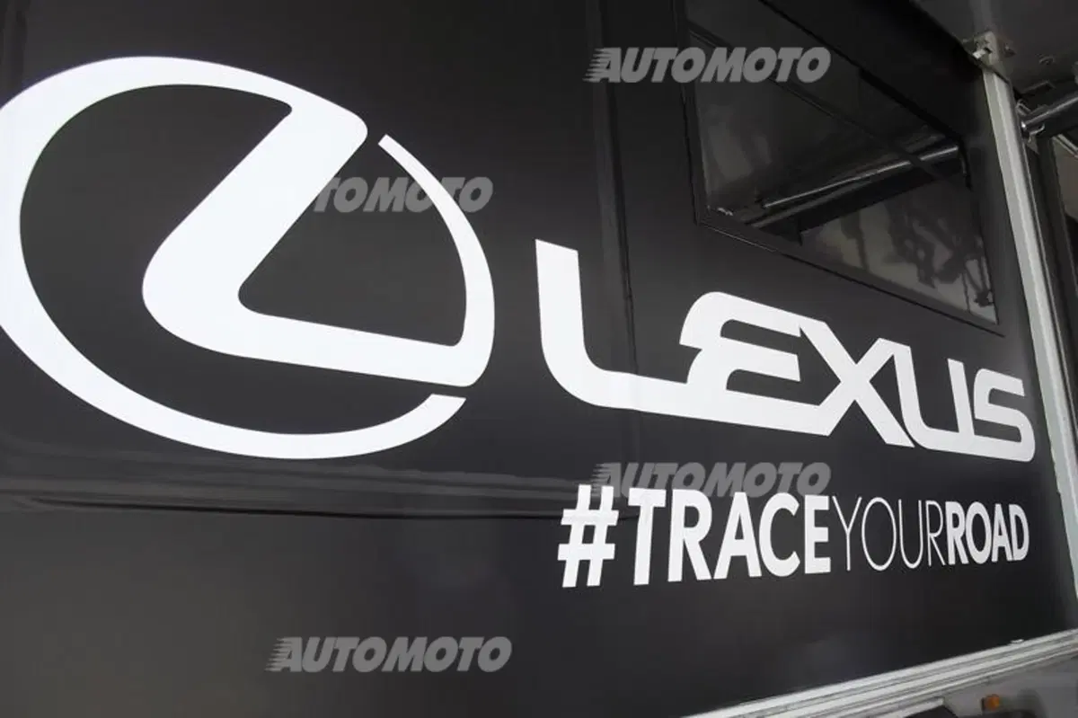 Trace your road. La spot per la Lexus IS Hybrid (10)