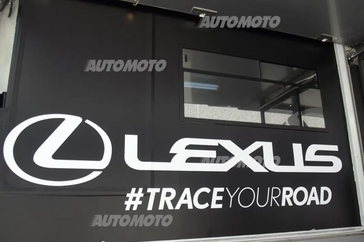 Trace your road. La spot per la Lexus IS Hybrid (11)