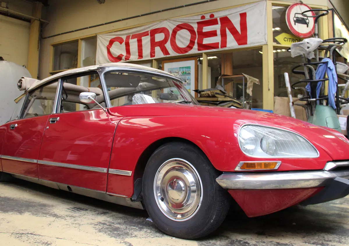 Citroen DS: nell'officina dove rinasce il mito francese