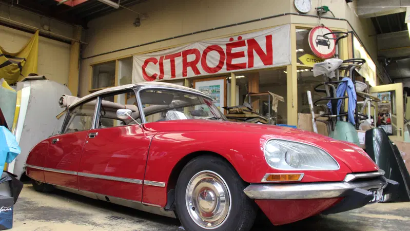 Citroen DS: nell'officina dove rinasce il mito francese