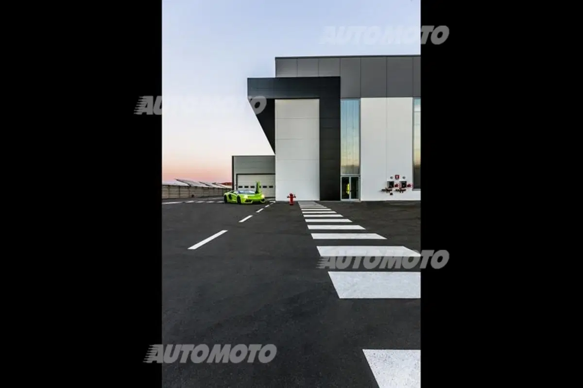 Lamborghini: inaugurato il nuovo centro logistico da 10.000 metri quadri (22)