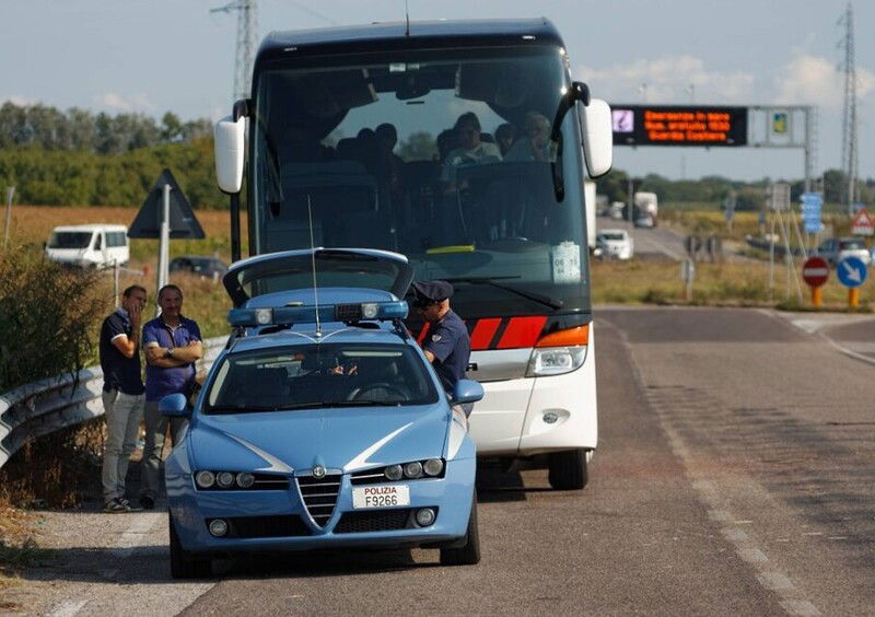 Autobus: numerosi controlli della Polizia. Molti i veicoli non a norma