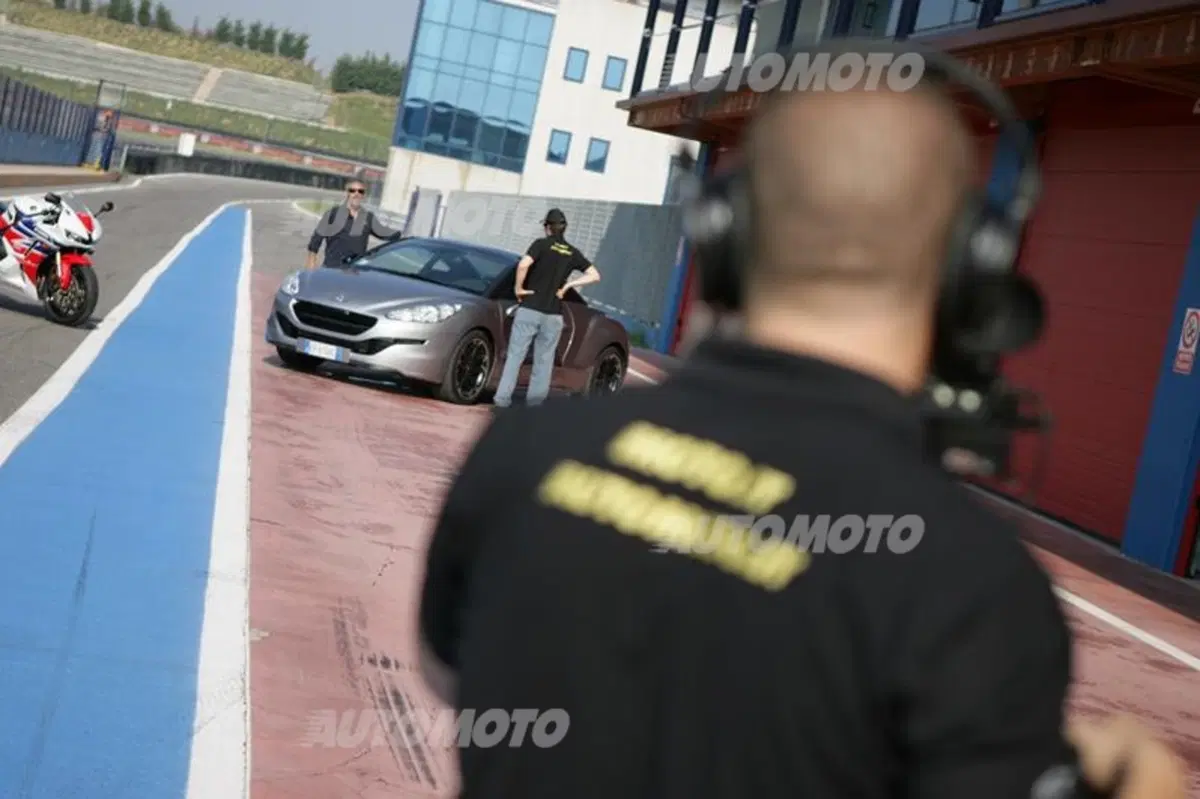 Six Wheels: auto e moto la sfida si gioca in pista (2)