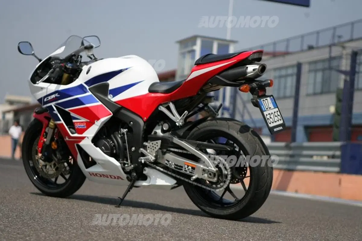 Six Wheels: auto e moto la sfida si gioca in pista (10)