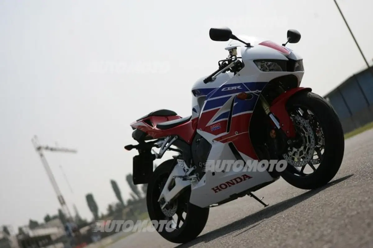 Six Wheels: auto e moto la sfida si gioca in pista (13)
