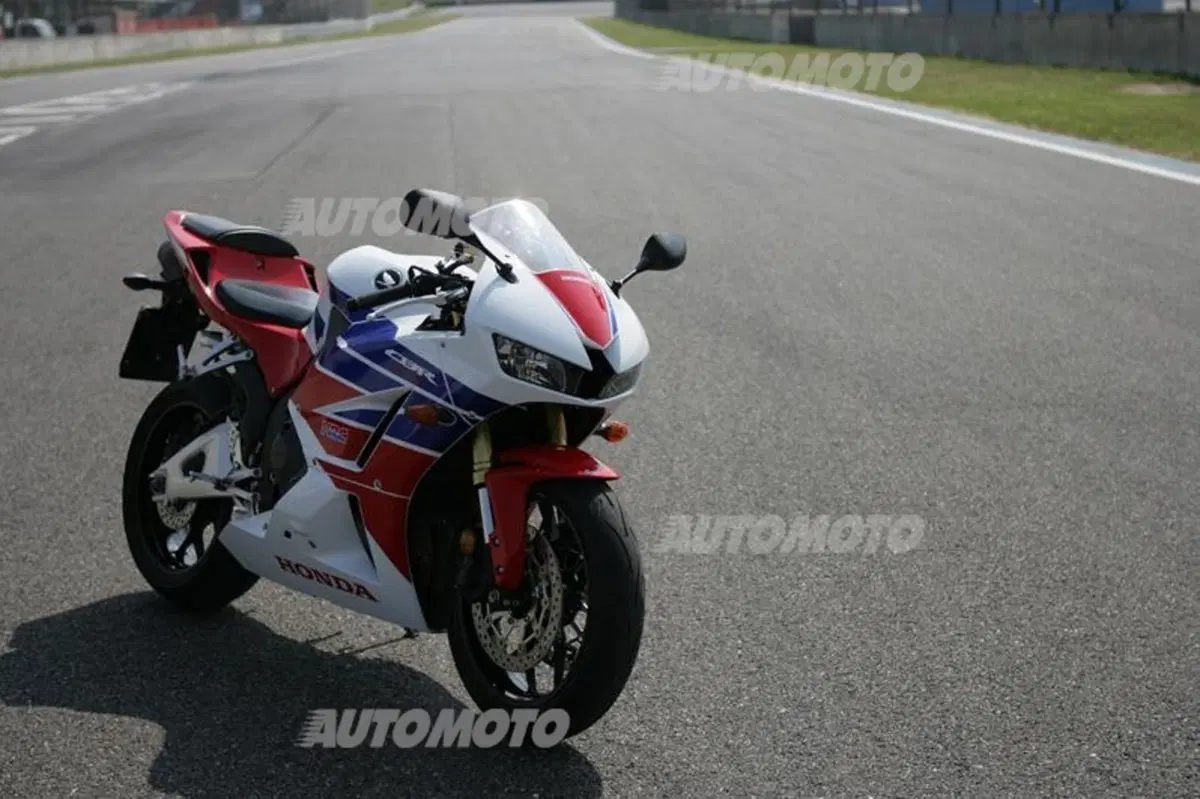 Six Wheels: auto e moto la sfida si gioca in pista (14)