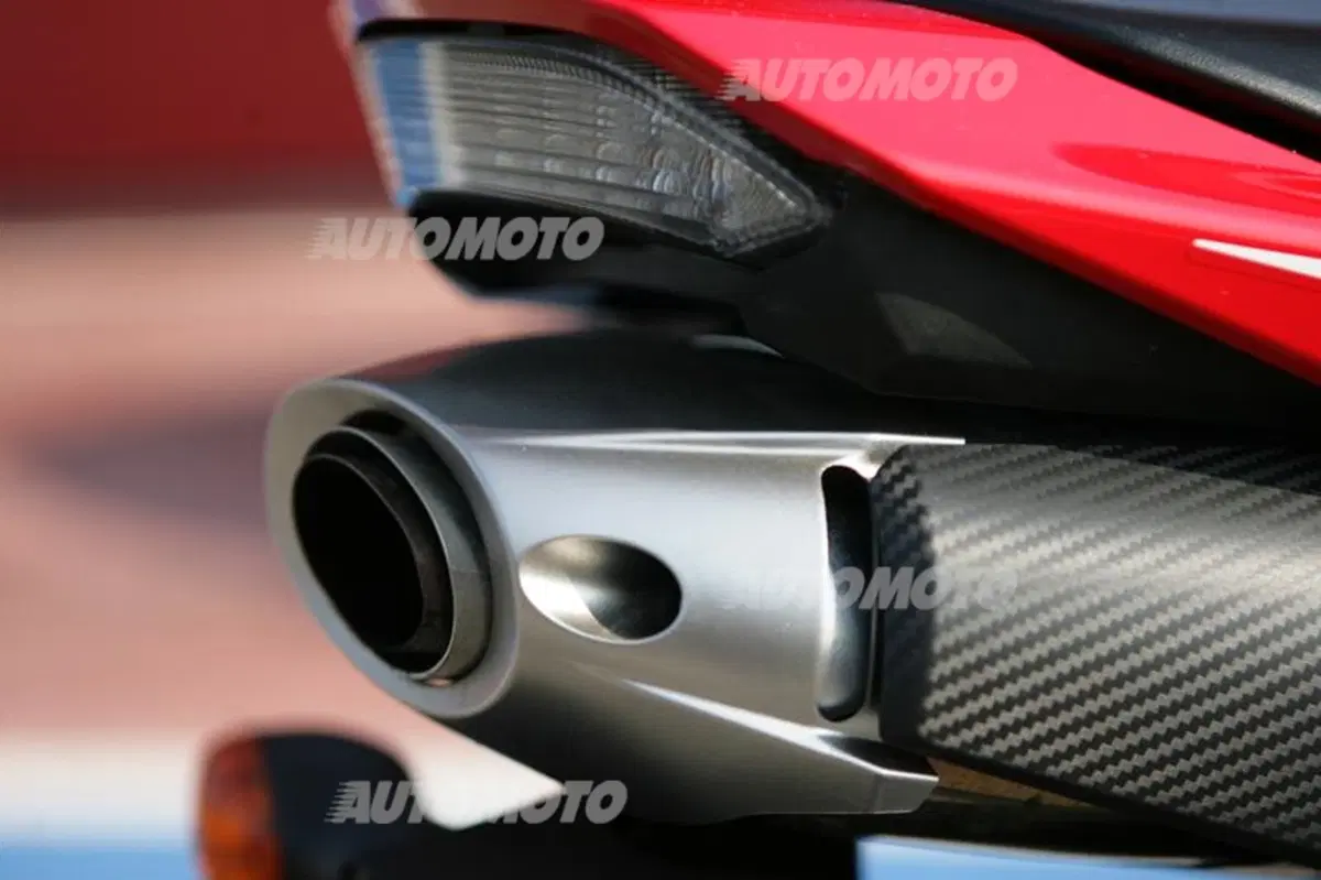 Six Wheels: auto e moto la sfida si gioca in pista (17)