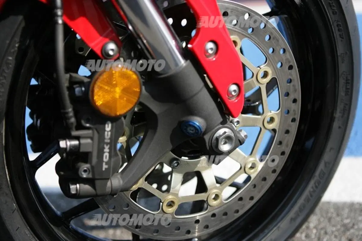 Six Wheels: auto e moto la sfida si gioca in pista (20)