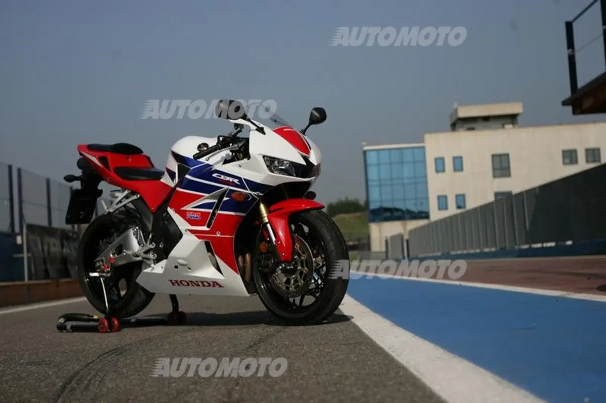 Six Wheels: auto e moto la sfida si gioca in pista (24)
