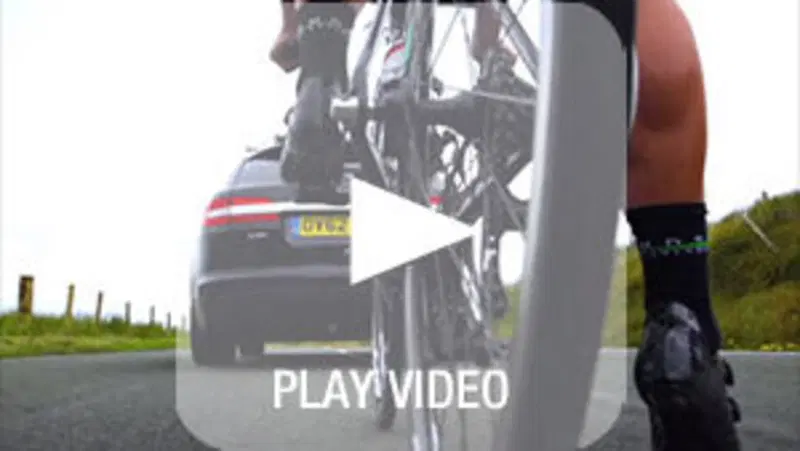 Una Jaguar XF Sportbrake sfida una bici da corsa. Chi vince?