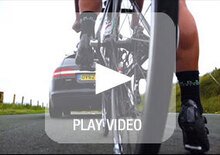 Una Jaguar XF Sportbrake sfida una bici da corsa. Chi vince?