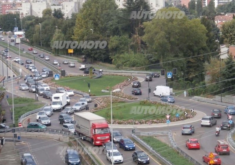 Strade killer e rotonde da funerale