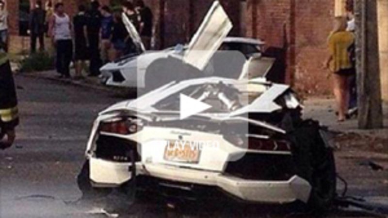 Lamborghini Aventador: un esemplare spezzato in due dopo un incidente