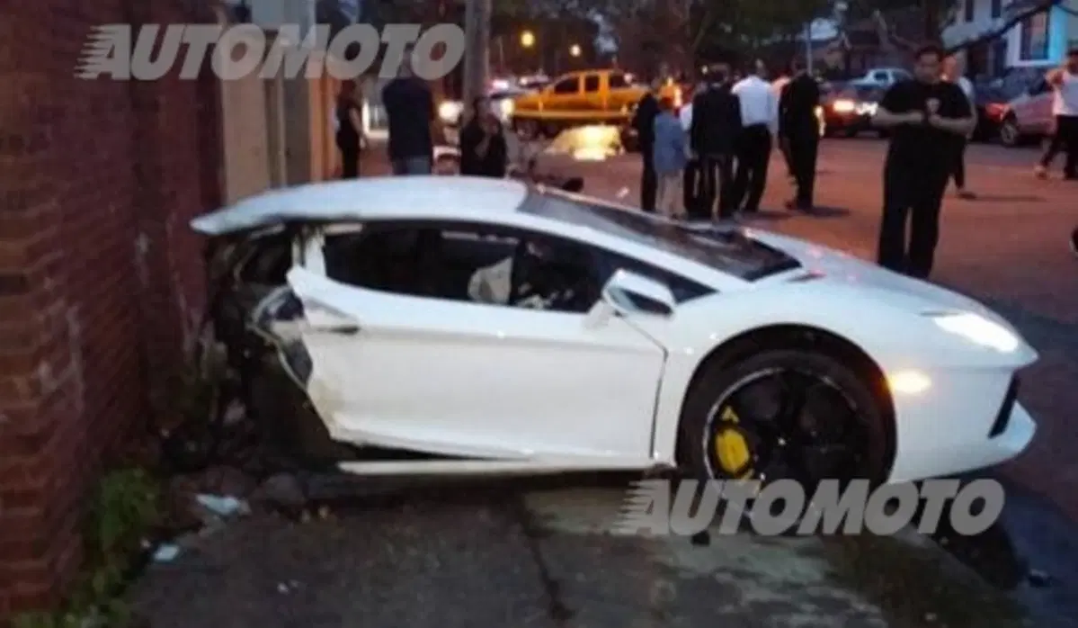 Lamborghini Aventador: un esemplare spezzato in due dopo un incidente (2)