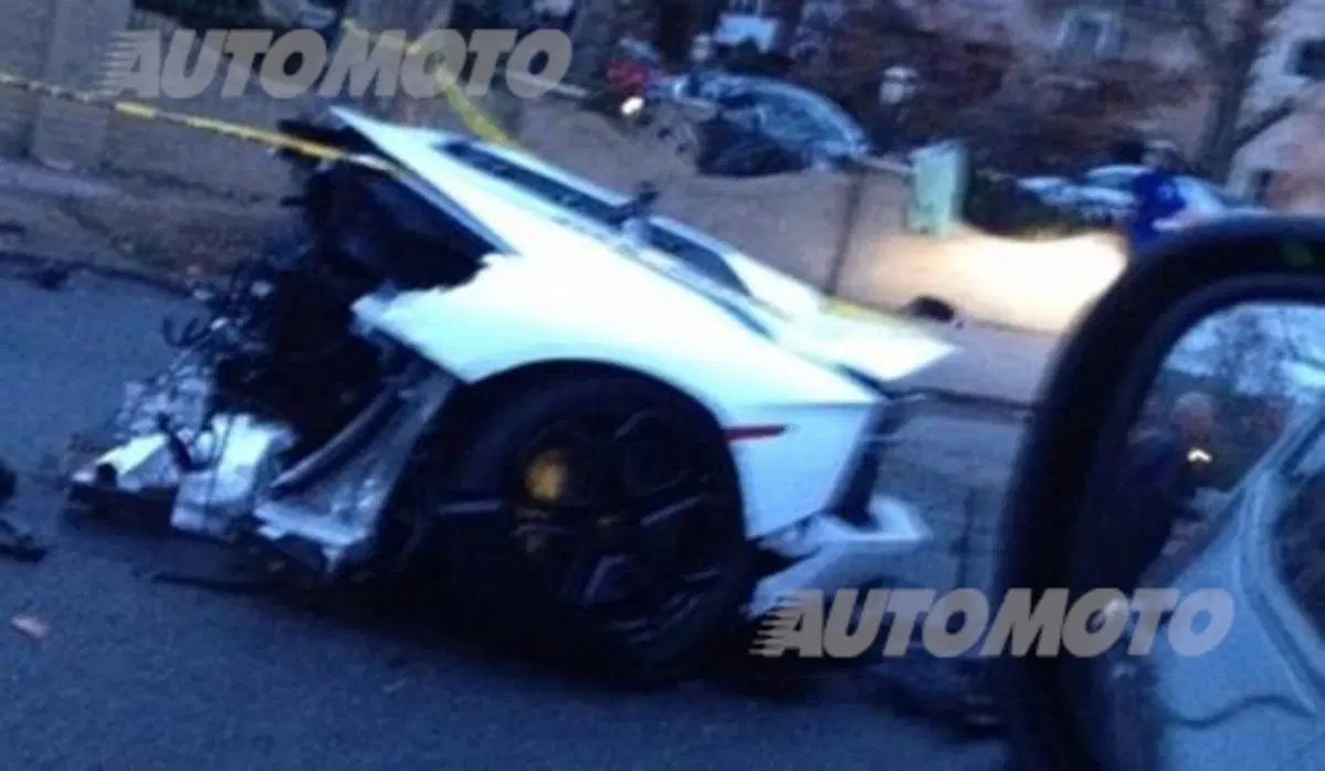 Lamborghini Aventador: un esemplare spezzato in due dopo un incidente (4)