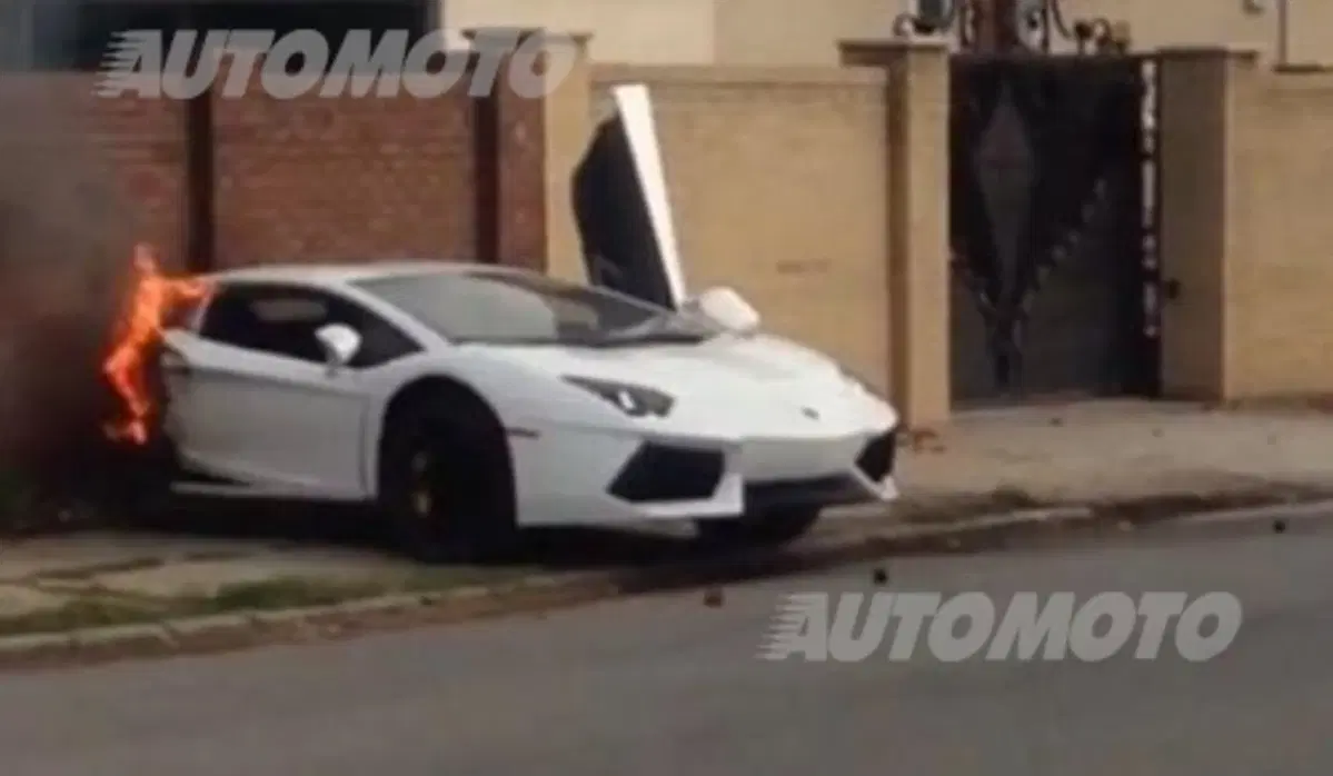 Lamborghini Aventador: un esemplare spezzato in due dopo un incidente (5)