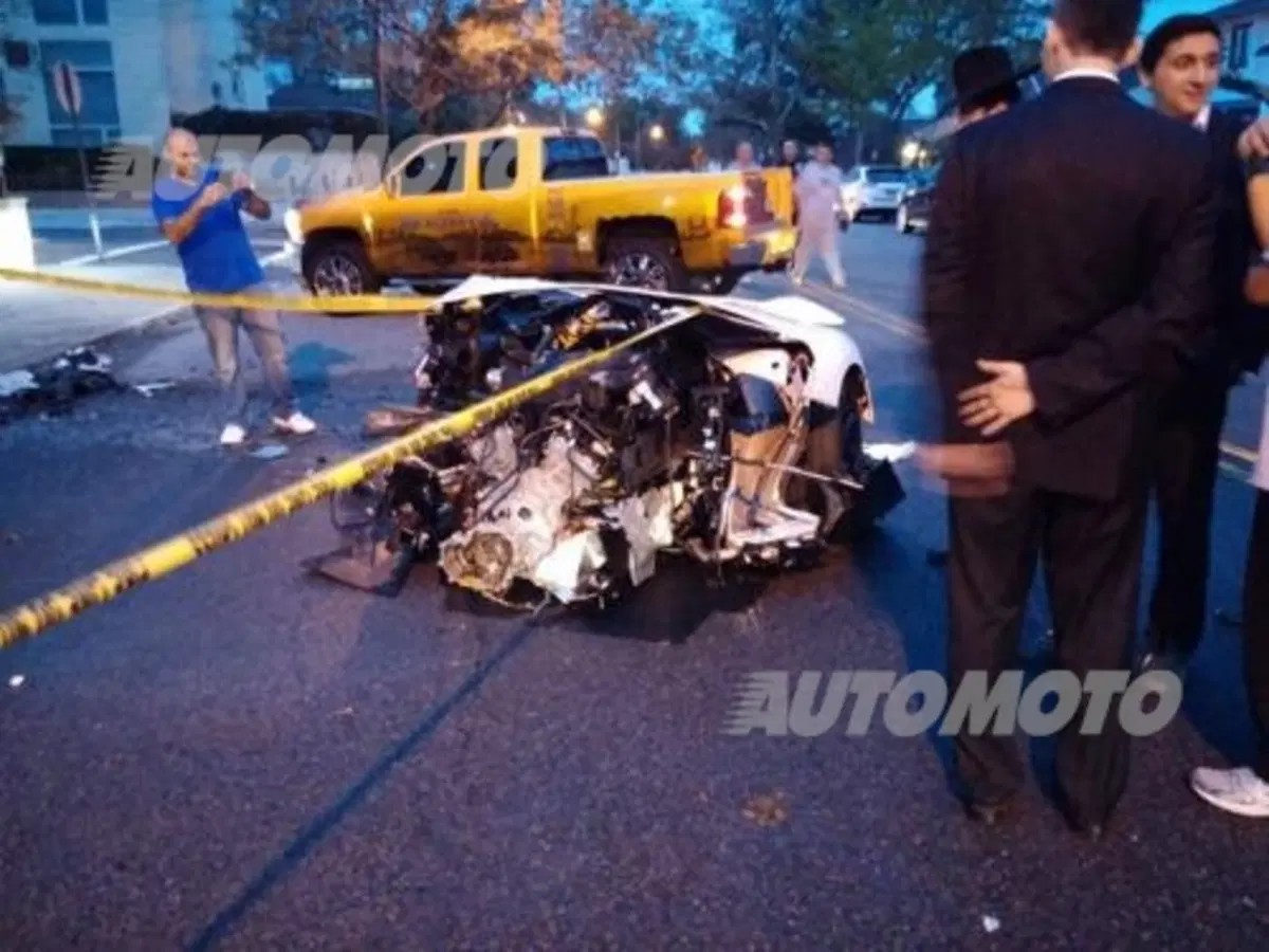 Lamborghini Aventador: un esemplare spezzato in due dopo un incidente (6)