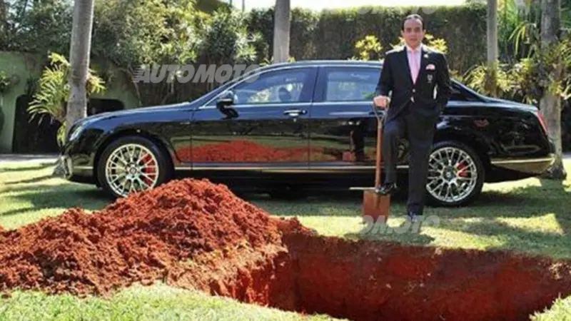 Miliardario seppellisce la sua Bentley per utilizzarla nell'aldil&agrave;