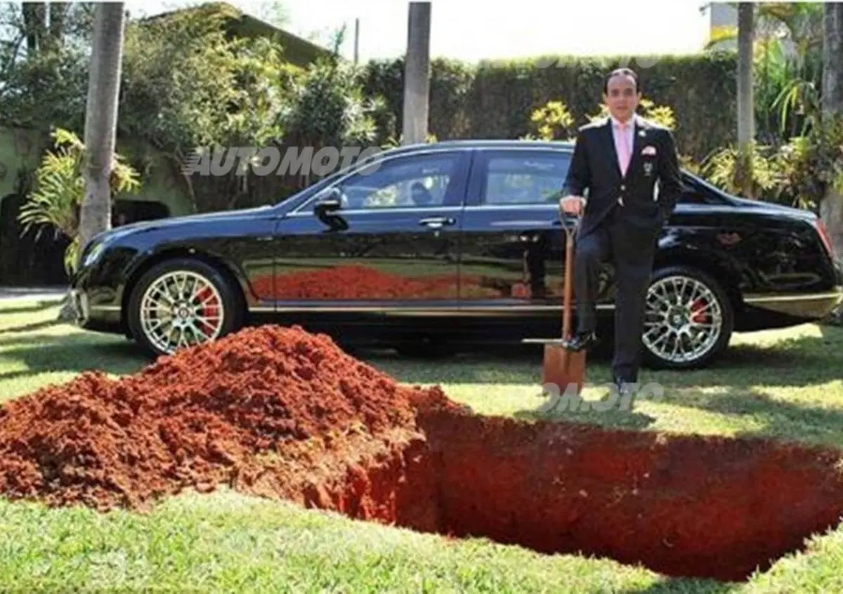Miliardario seppellisce la sua Bentley per utilizzarla nell'aldil&agrave;