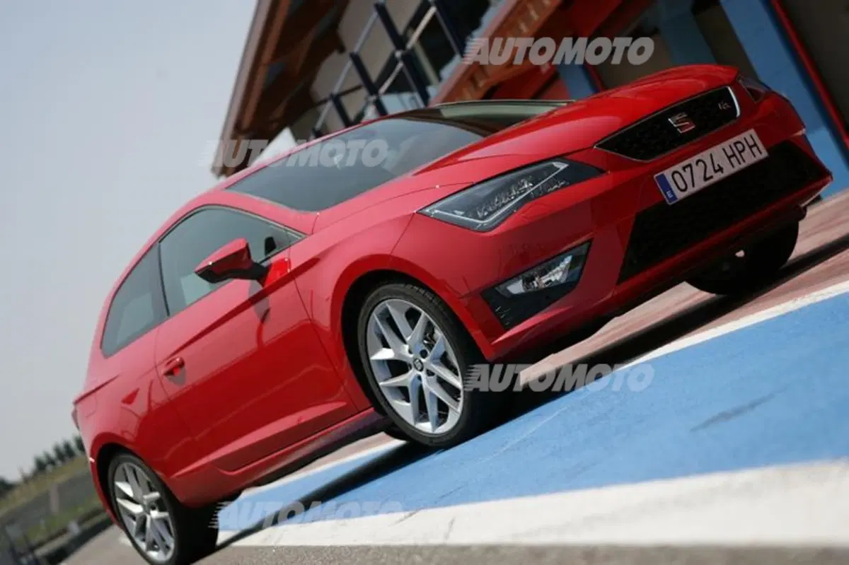Six Wheels: Seat Leon SC FR e Honda NC700S uniscono le forze per battere Gillo (8)