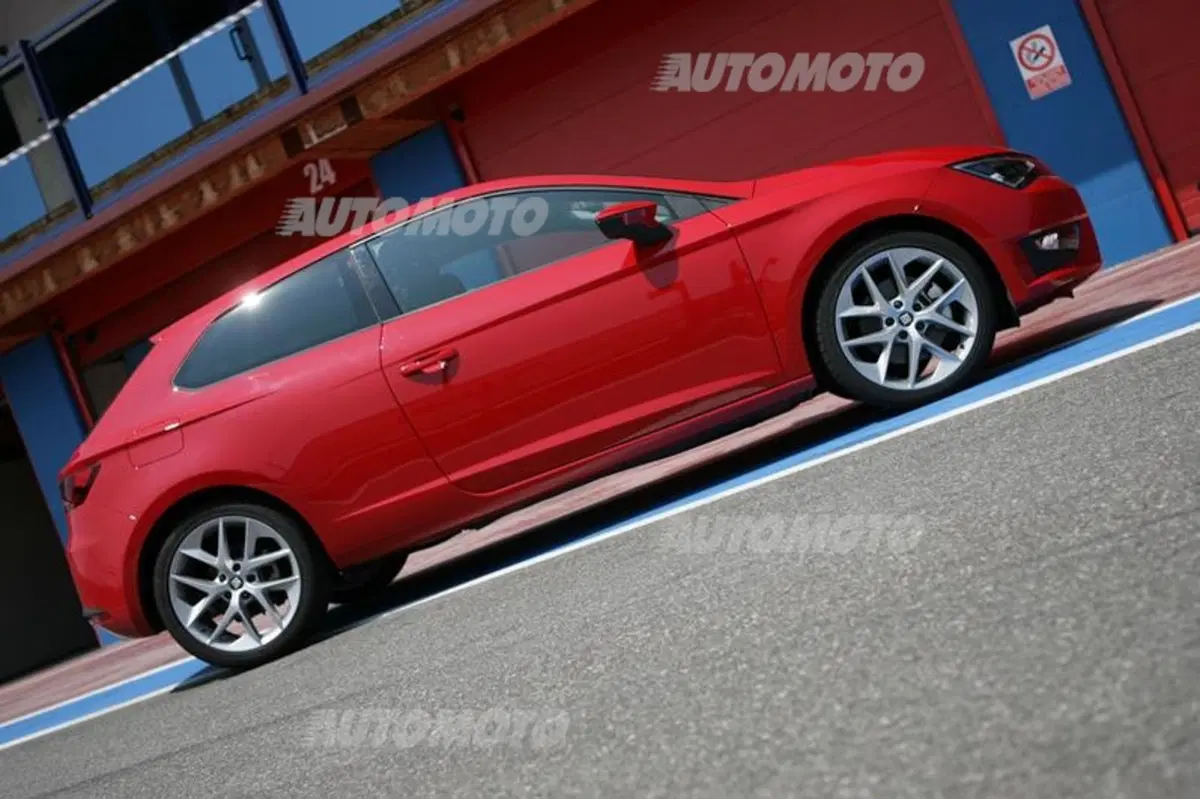 Six Wheels: Seat Leon SC FR e Honda NC700S uniscono le forze per battere Gillo (9)