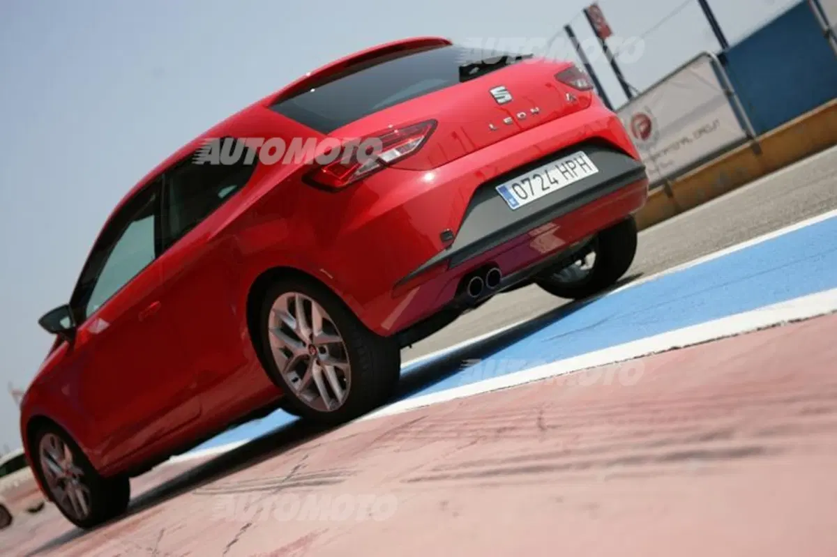 Six Wheels: Seat Leon SC FR e Honda NC700S uniscono le forze per battere Gillo (10)