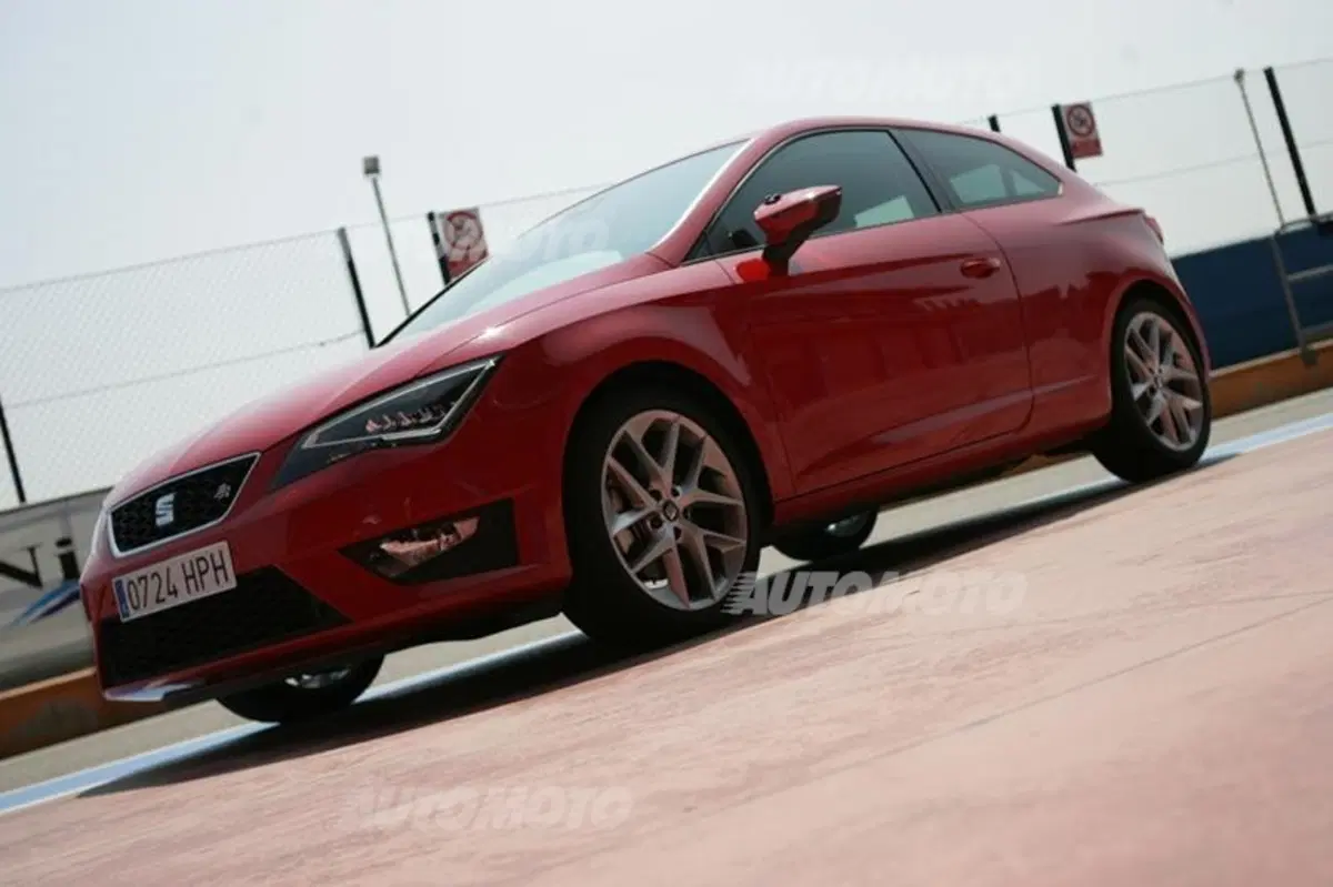 Six Wheels: Seat Leon SC FR e Honda NC700S uniscono le forze per battere Gillo (11)