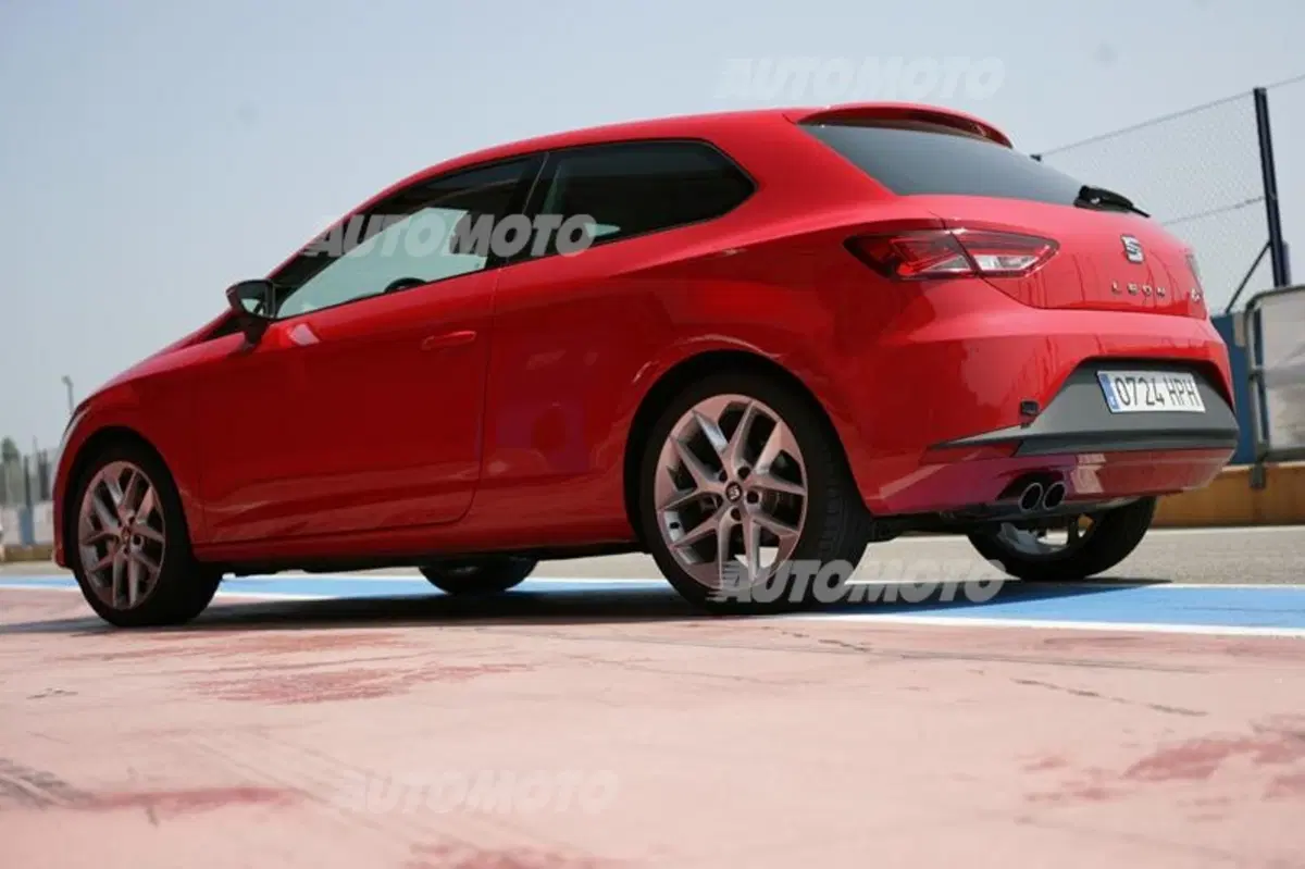 Six Wheels: Seat Leon SC FR e Honda NC700S uniscono le forze per battere Gillo (12)