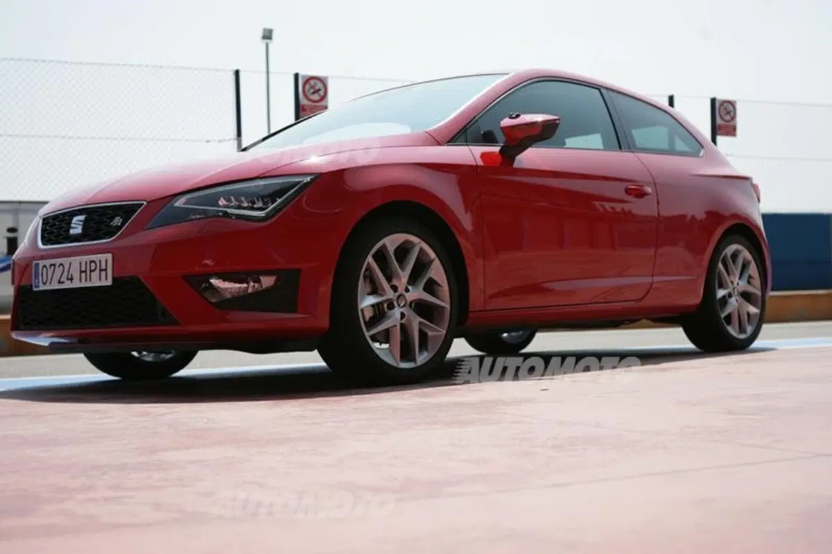 Six Wheels: Seat Leon SC FR e Honda NC700S uniscono le forze per battere Gillo (13)