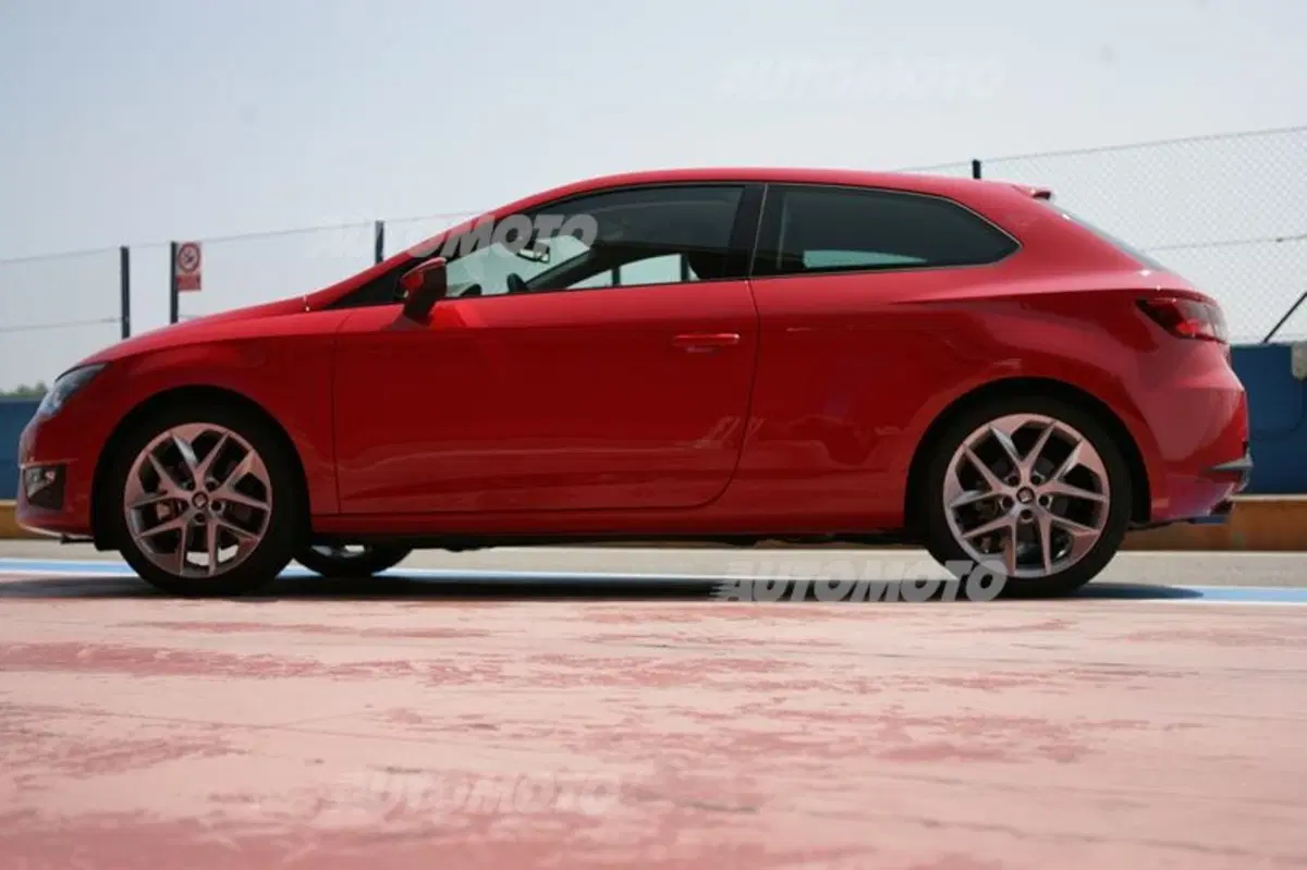 Six Wheels: Seat Leon SC FR e Honda NC700S uniscono le forze per battere Gillo (17)
