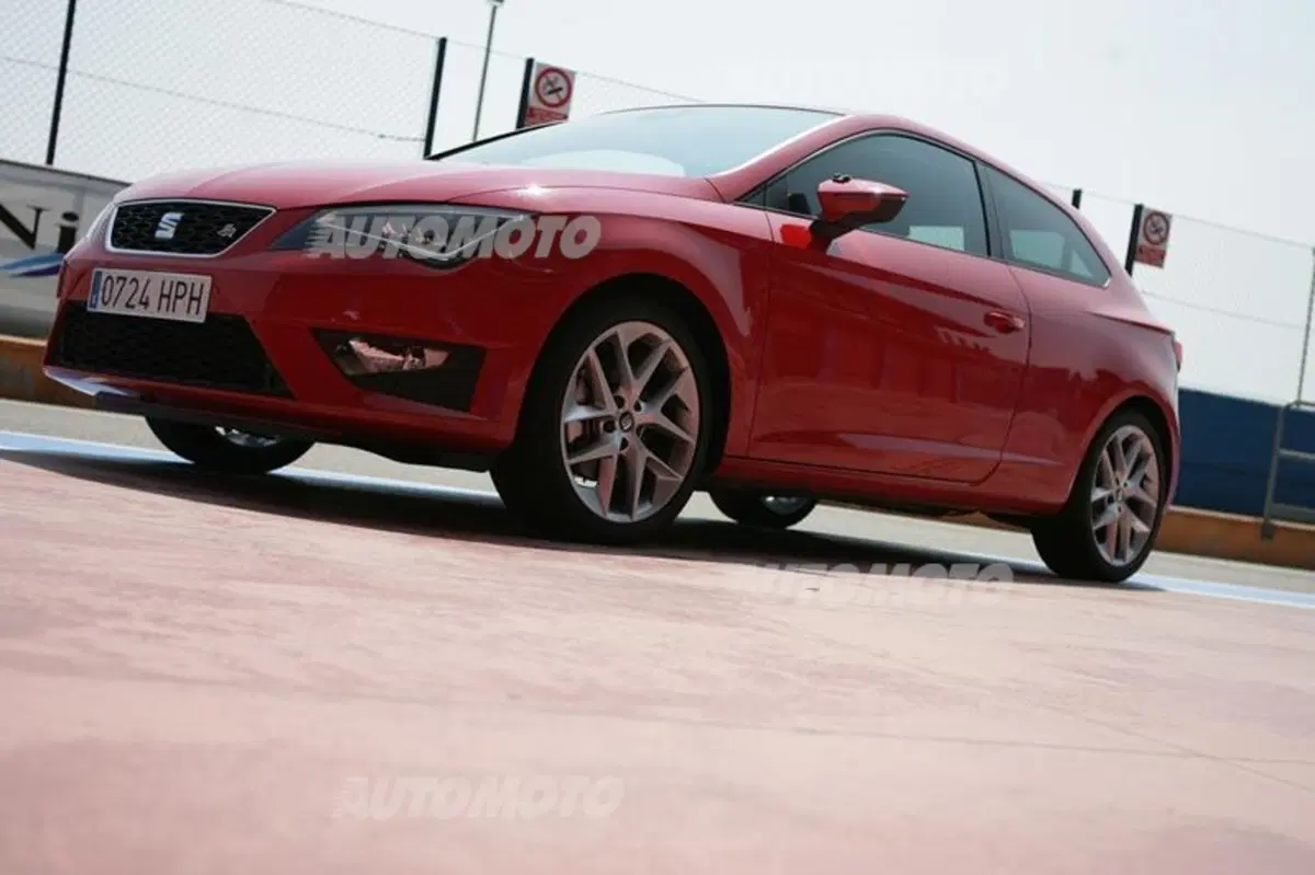 Six Wheels: Seat Leon SC FR e Honda NC700S uniscono le forze per battere Gillo (18)