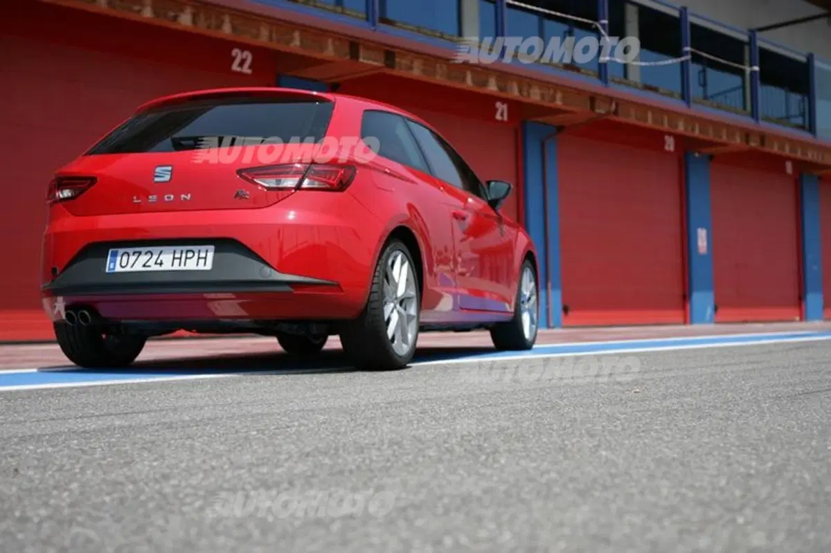 Six Wheels: Seat Leon SC FR e Honda NC700S uniscono le forze per battere Gillo (19)