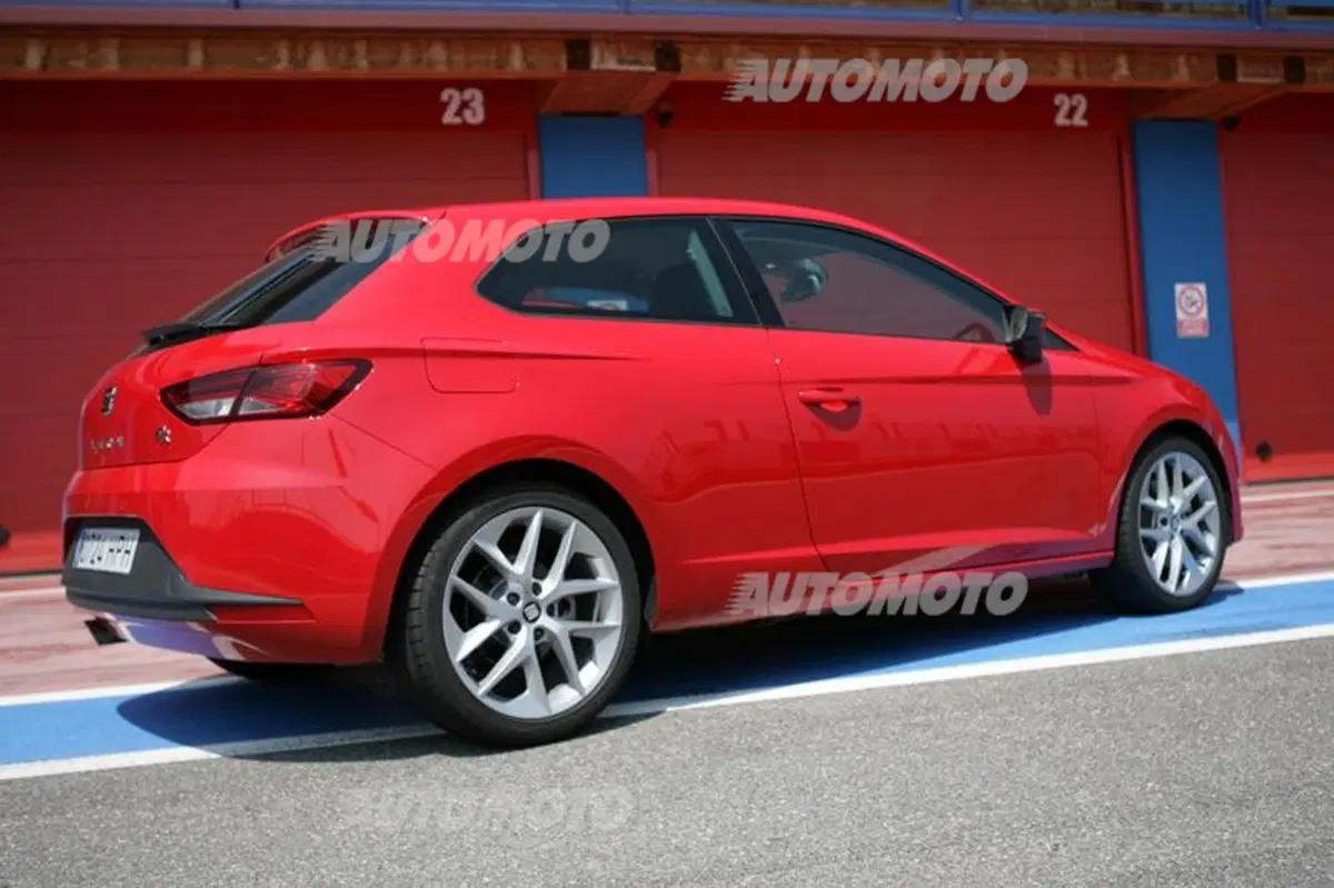 Six Wheels: Seat Leon SC FR e Honda NC700S uniscono le forze per battere Gillo (20)
